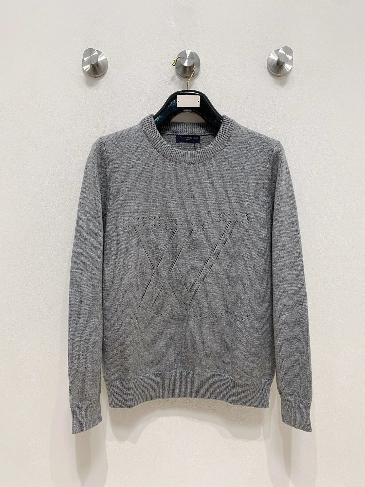 🅿️440 LV crew neck sweater, made of wool blended yarn, has good warmth retention, fluffy and soft, doubles skin care, giving you a lightweight wearing experience. High-quality natural fibers ensure high-quality life. The whole piece adopts solid color single-sided craftsmanship, leaving loose space when fit, solid color plain weave, neat texture, solid color design, durable and high-end. The workmanship is meticulous, fashionable and versatile. The reverse shoulder design is simple and comfortable. At the same time, it uses counter stitching to highlight the quality in the details, making the temperament more low-key, restrained, calm and stylish, and better showing the clean and tidy side of successful men. The collar, cuffs, and hem are made of dense rib weaving, which is tight and elastic, not easy to deform, and highlights the details and texture. Whether worn alone or layered, it can not only give you a warm feeling, but also give you a sophisticated sense of fashion.      Size: M-XXXL